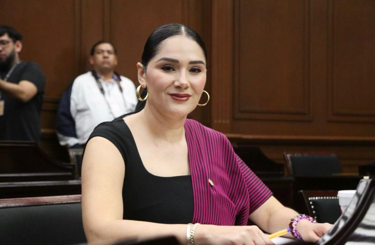 Diana Espinoza Mercado, diputada presidenta de la Comisión de Asuntos Electorales, hablando ante el Congreso del Estado de Michoacán sobre la reforma electoral
