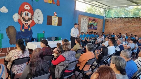 Fiscal Gerardo Herrera Pérez interactuando con personas usuarias y personal en un centro de atención a adicciones en Zacapu, Michoacán