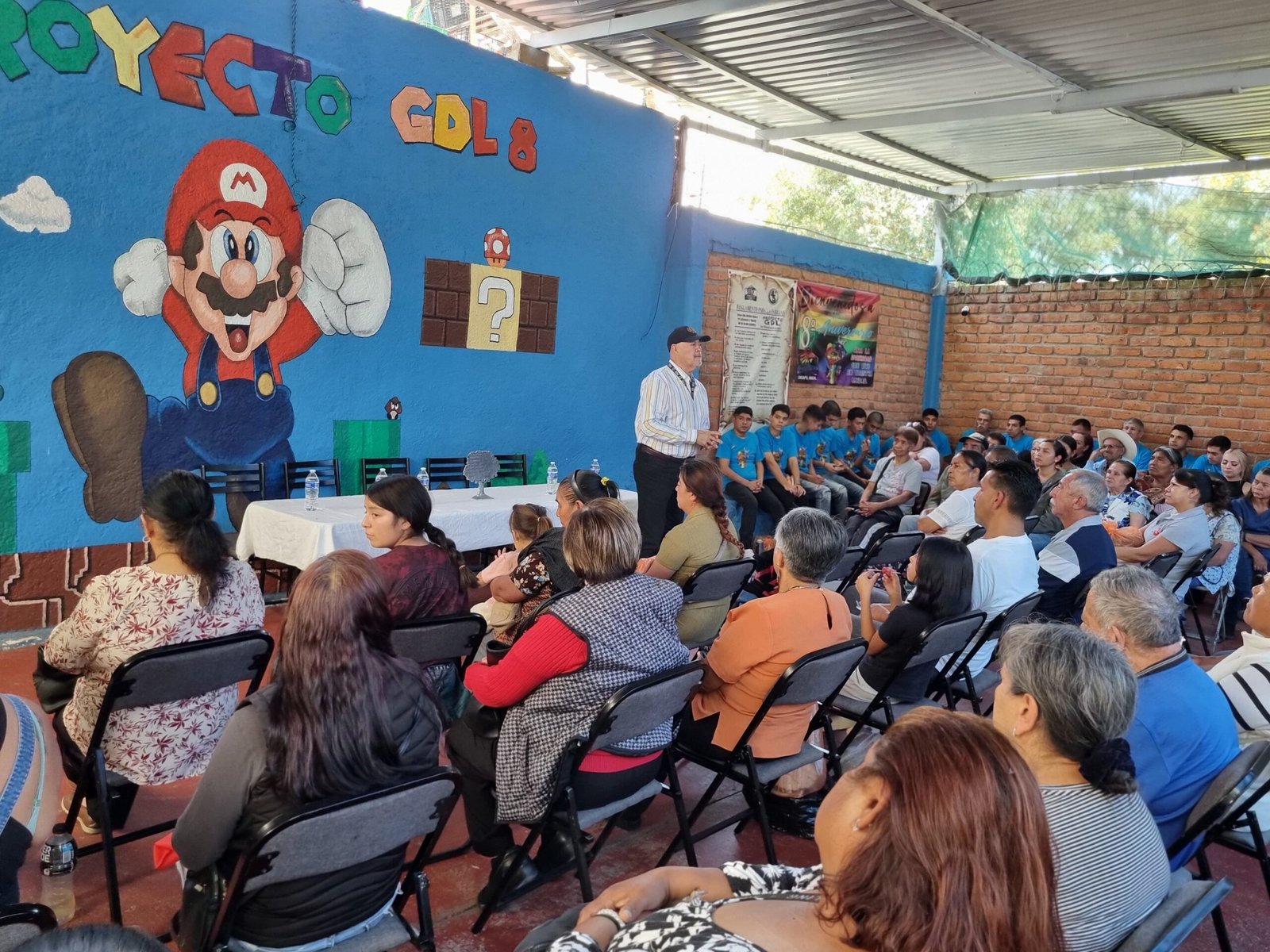 Fiscal Gerardo Herrera Pérez interactuando con personas usuarias y personal en un centro de atención a adicciones en Zacapu, Michoacán