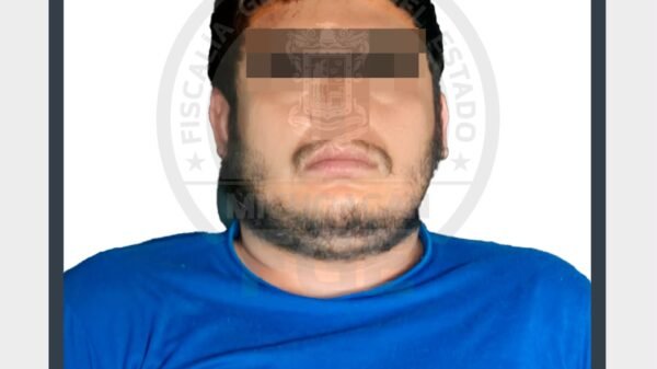 Escena simulada de operativo policial en calle residencial de Zinapécuaro, con agentes de la FGE y fuerzas federales cerca de inmuebles intervenidos