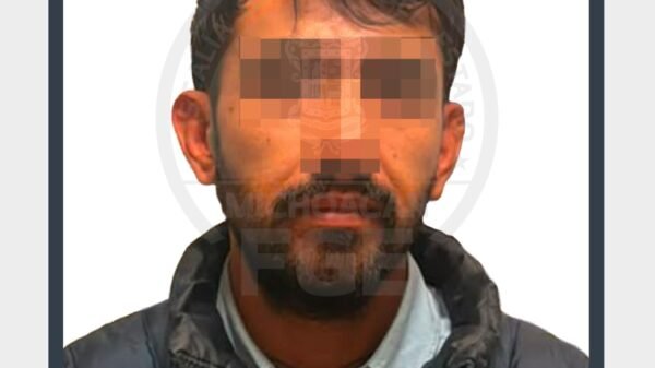 Ilustración simbólica de un vehículo Honda Accord 2019 estacionado en una calle residencial de Zamora, con silueta de persona amenazando con arma de fuego