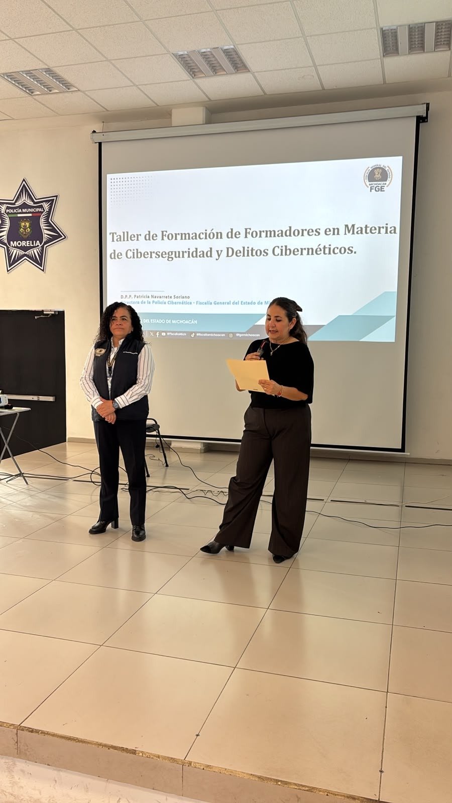 Grupo de 100 policías de Morelia participando en un taller presencial de ciberseguridad organizado por la Fiscalía General de Michoacán