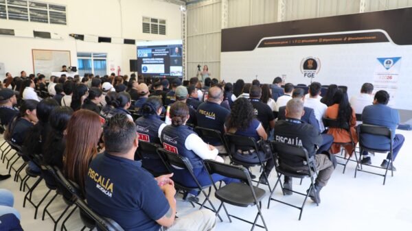 Dr. Rubén A. Domínguez Pérez presenta su charla sobre odontología forense en un salón de la Fiscalía General del Estado de Michoacán en Morelia.