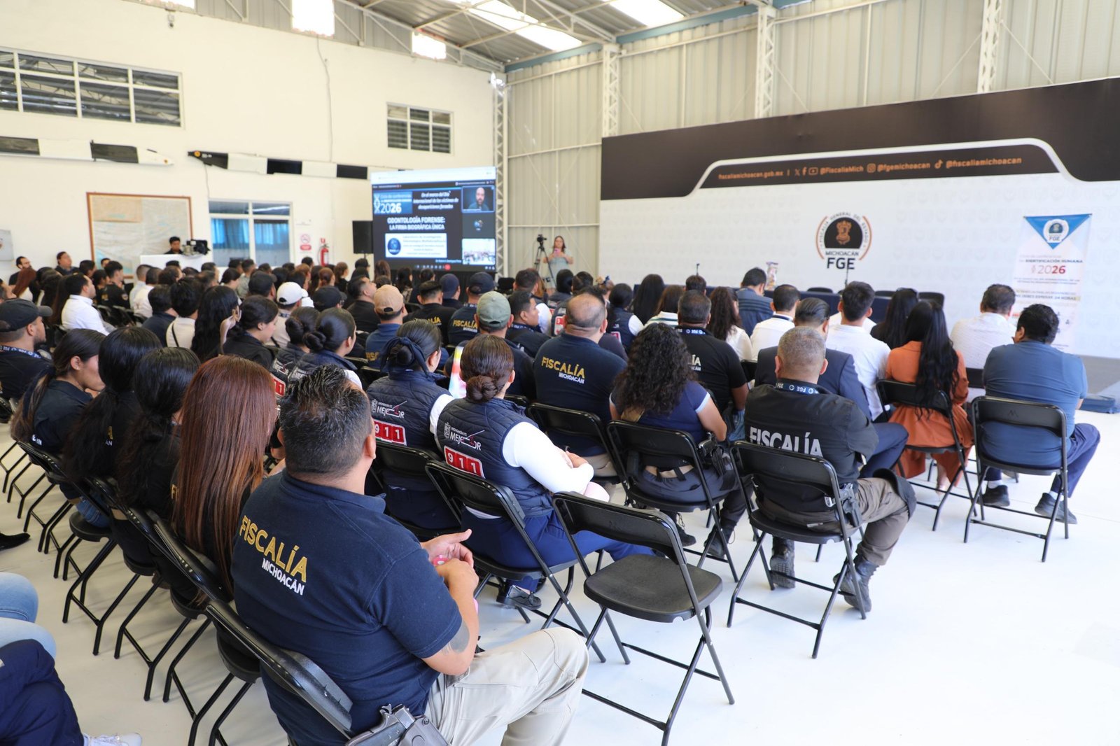 Dr. Rubén A. Domínguez Pérez presenta su charla sobre odontología forense en un salón de la Fiscalía General del Estado de Michoacán en Morelia.