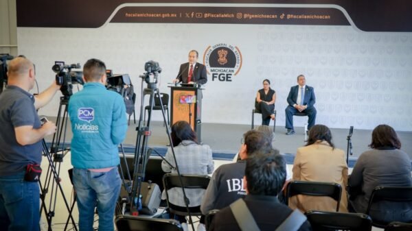 Gráfico visual que muestra el monto acumulado de 37.2 millones de pesos en reparación del daño a víctimas, desglosado por mes, con fondo institucional de la FGE Michoacán