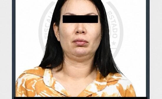 Ilustración simbólica de una comunidad con expresión de preocupación, sin rostros identificables, fondo urbano tenso