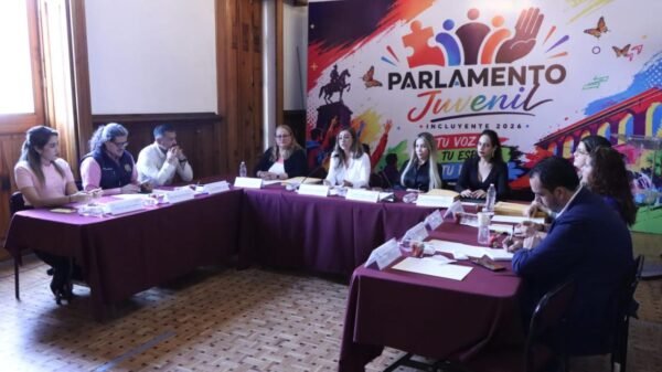Diputadas locales entregando sobres cerrados con propuestas juveniles a integrantes del Jurado Calificador del Parlamento Juvenil Incluyente 2026 en Morelia
