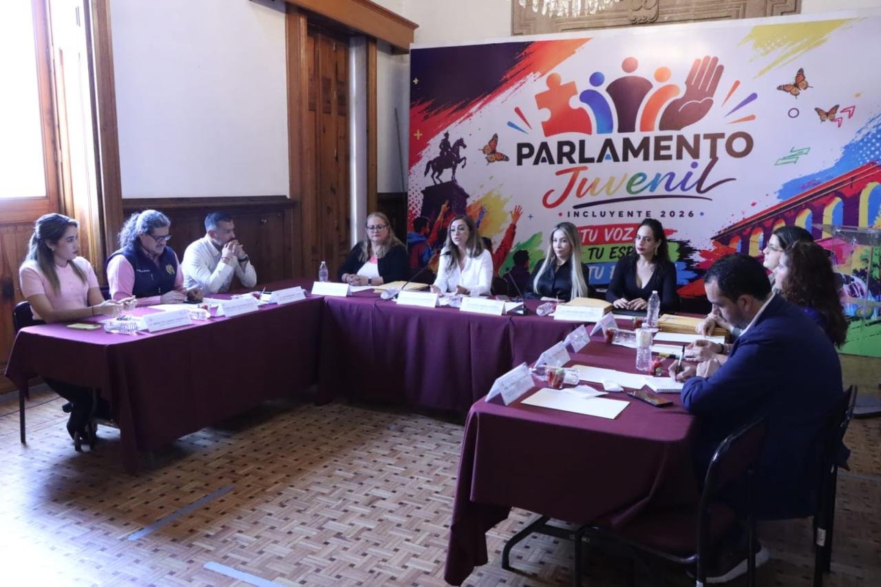 Diputadas locales entregando sobres cerrados con propuestas juveniles a integrantes del Jurado Calificador del Parlamento Juvenil Incluyente 2026 en Morelia