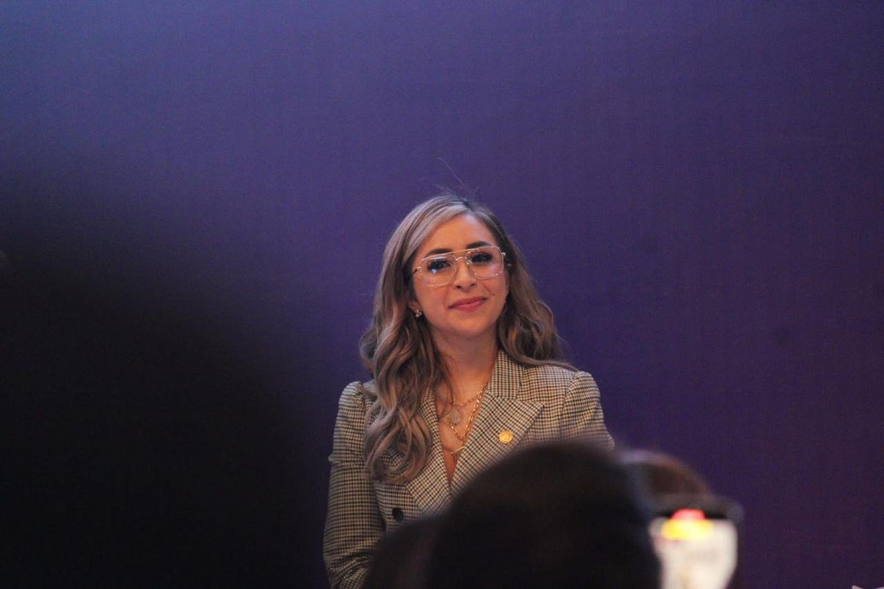 Diputada Grecia Aguilar Mercado frente al edificio del Congreso del Estado de Michoacán, con jóvenes participantes del Parlamento Juvenil Incluyente 2026