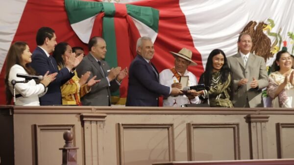 Ceremonia en Zitácuaro donde legisladores entregan la presea 'Suprema Junta Nacional Americana' a representantes mazahua con autogobierno