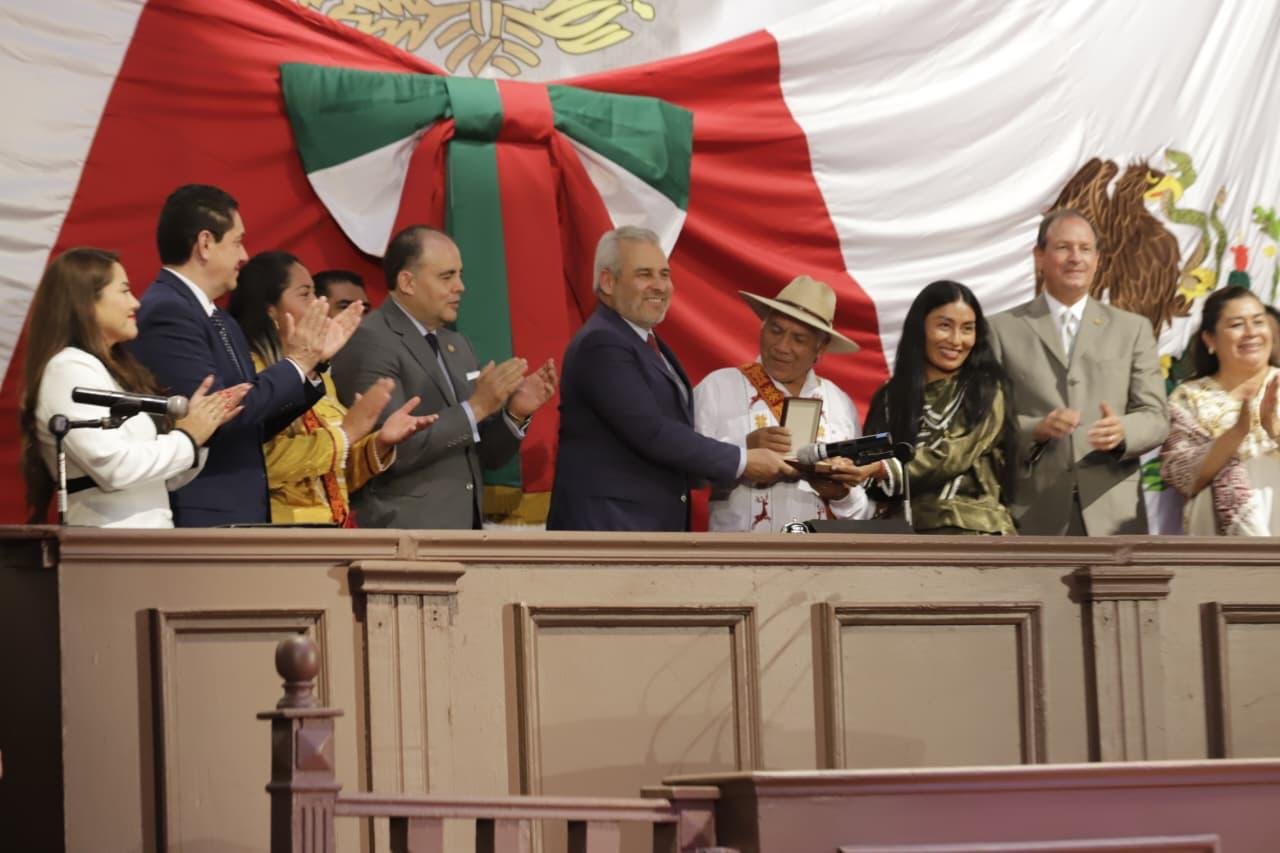 Ceremonia en Zitácuaro donde legisladores entregan la presea 'Suprema Junta Nacional Americana' a representantes mazahua con autogobierno