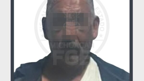 Ilustración simbólica de una calle tranquila en Villachuato con una flor blanca colocada en el suelo, representando luto por el homicidio de María de los Ángeles G.
