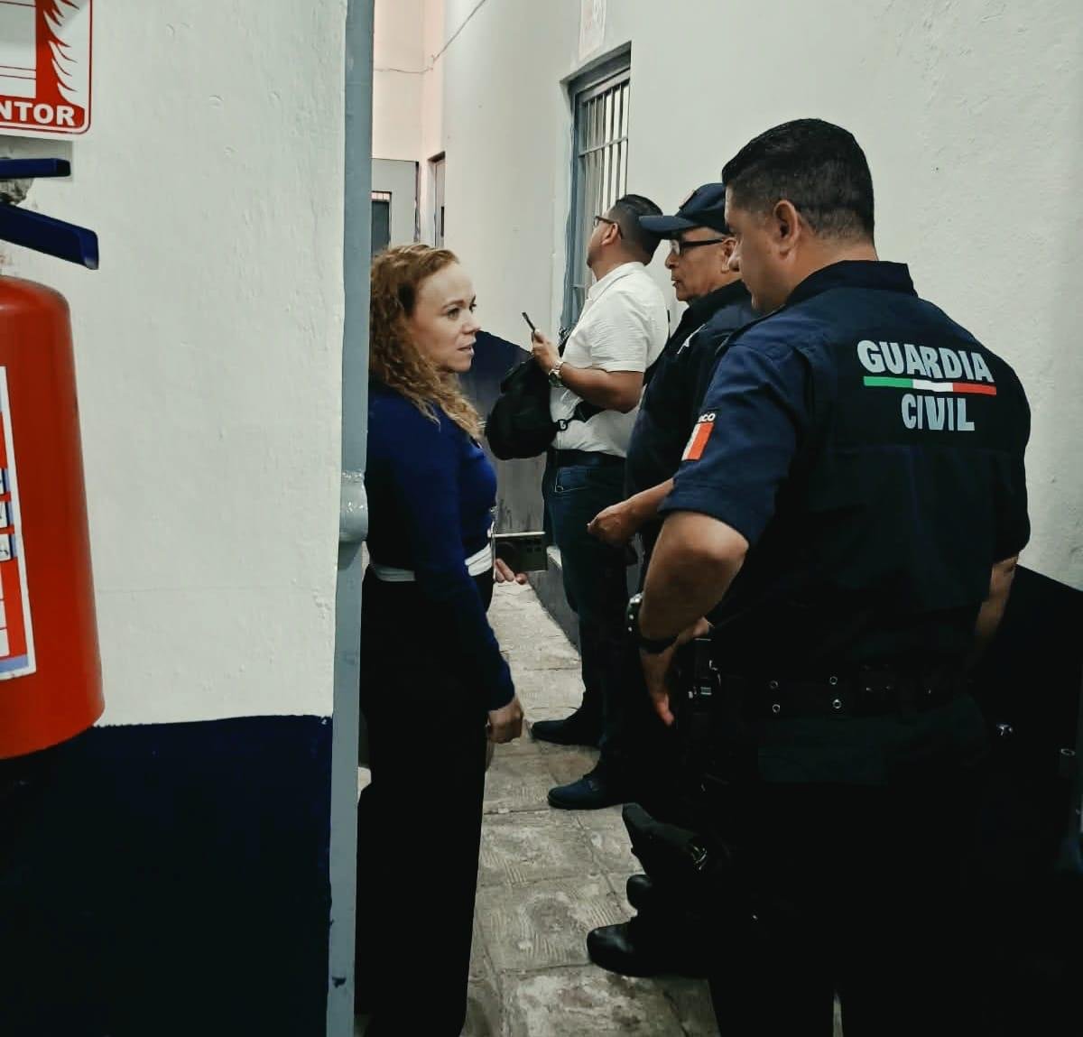 Equipo de la FGE Michoacán realizando una inspección conjunta con representantes de la CEDH y autoridades municipales en una fiscalía regional de Zamora o Jiquilpan.