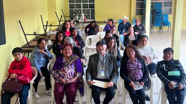 Fiscal Gerardo A. Herrera Pérez junto a habitantes de Tiríndaro y adultos mayores en Solidaridad durante actividades de prevención comunitaria