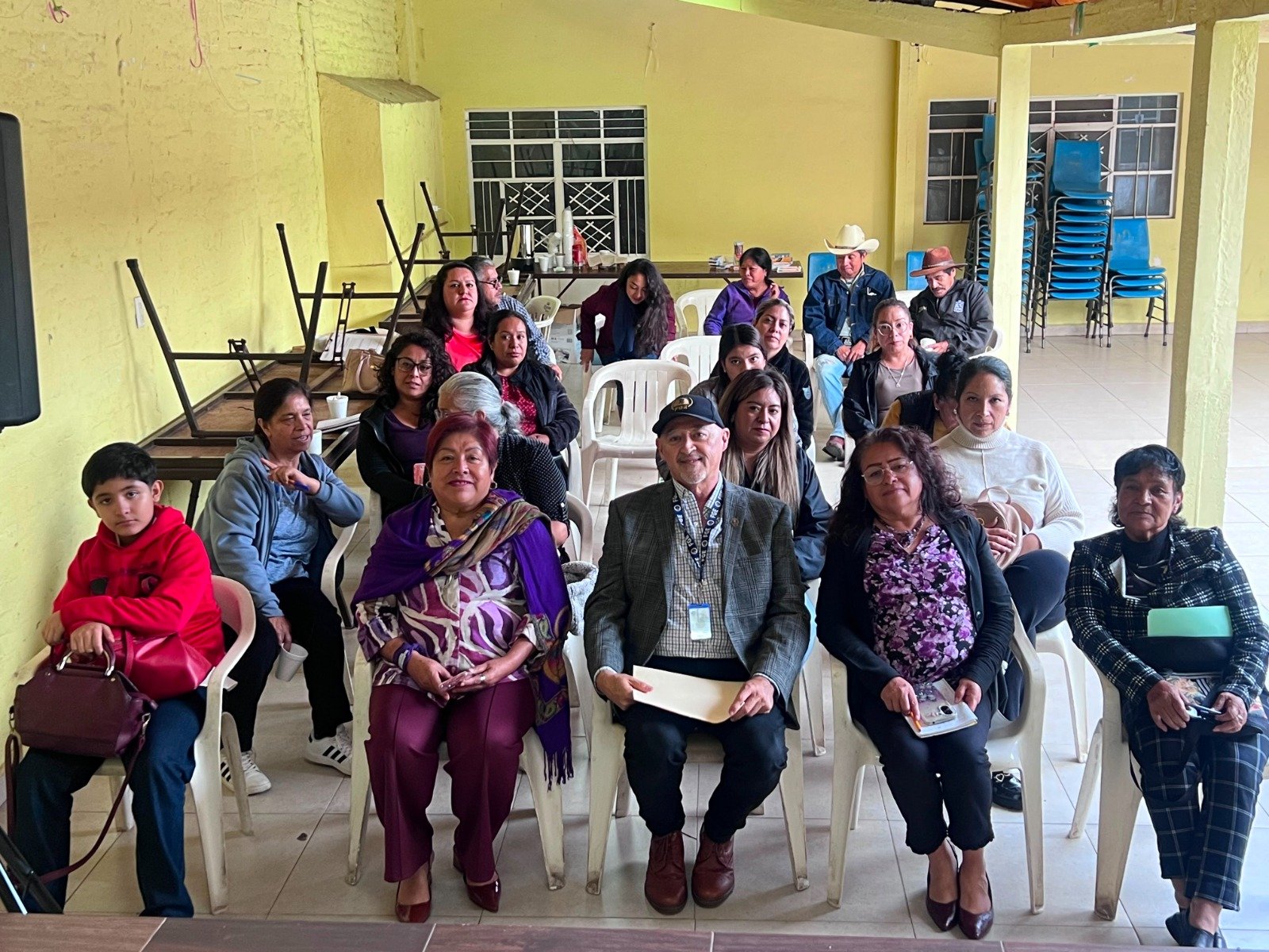 Fiscal Gerardo A. Herrera Pérez junto a habitantes de Tiríndaro y adultos mayores en Solidaridad durante actividades de prevención comunitaria