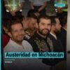 Fotografía simbólica de manos entregando dinero a una comunidad rural en Michoacán, con bandera estatal y texto superpuesto