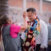 Carlos Torres Piña en diálogo con ciudadanos en un municipio de Michoacán, en un entorno comunitario informal y cercano