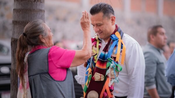 Carlos Torres Piña en diálogo con ciudadanos en un municipio de Michoacán, en un entorno comunitario informal y cercano
