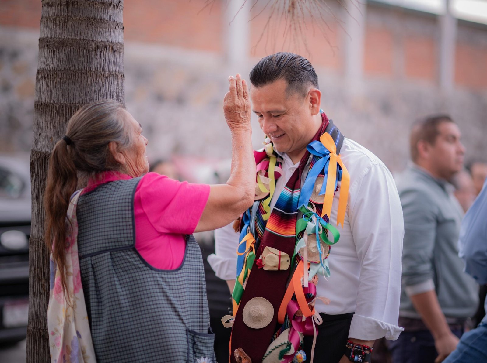 Carlos Torres Piña en diálogo con ciudadanos en un municipio de Michoacán, en un entorno comunitario informal y cercano