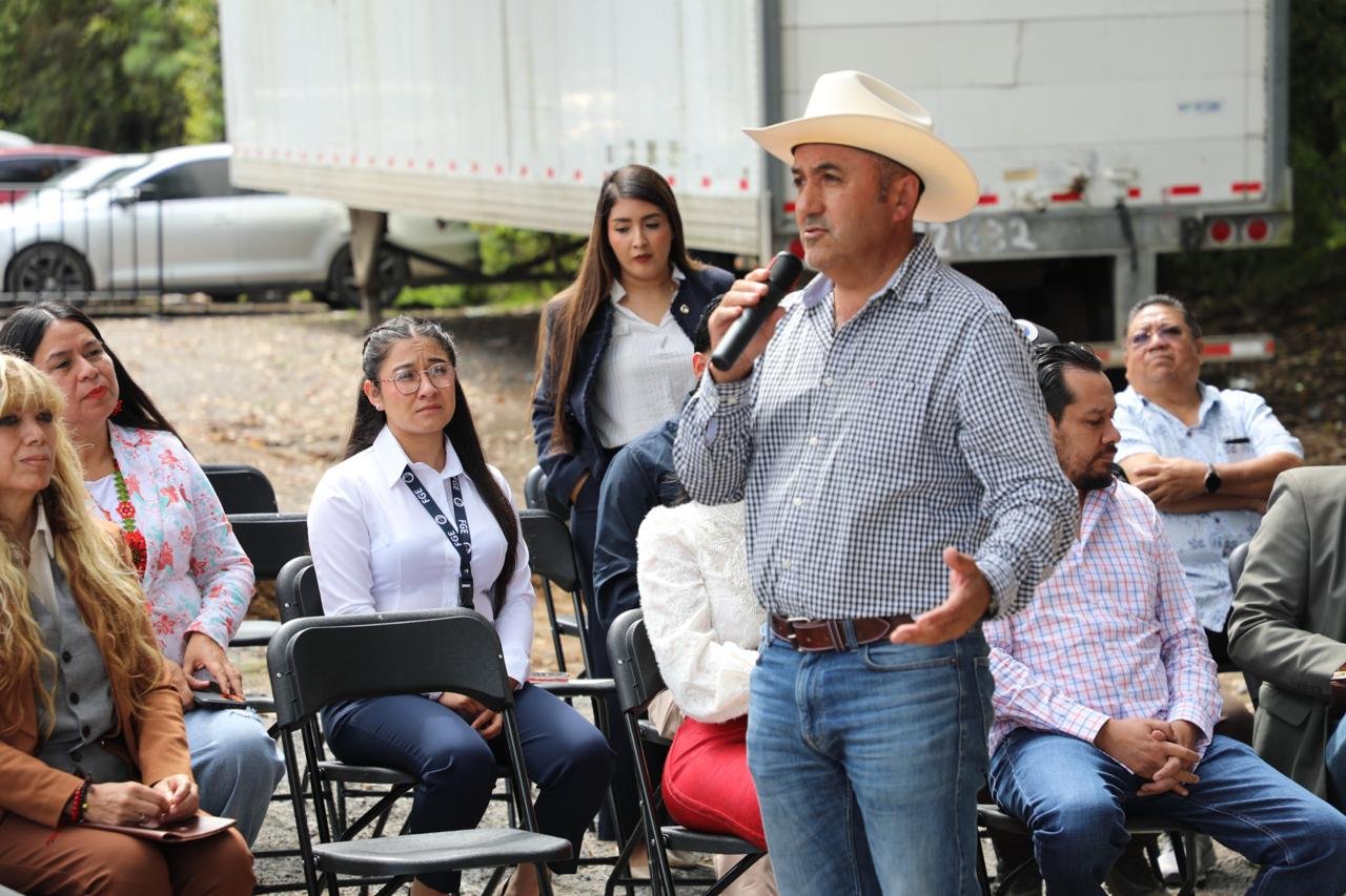 Autoridades de la Fiscalía General de Michoacán y funcionarios municipales durante la inauguración del Módulo de Certificación Vehicular en Zitácuaro