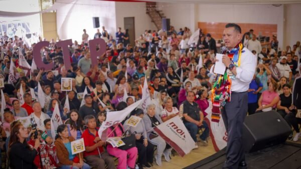 Carlos Torres Piña hablando ante micrófonos en Morelia, Michoacán, durante evento sobre combate al huachicol fiscal y fortalecimiento institucional