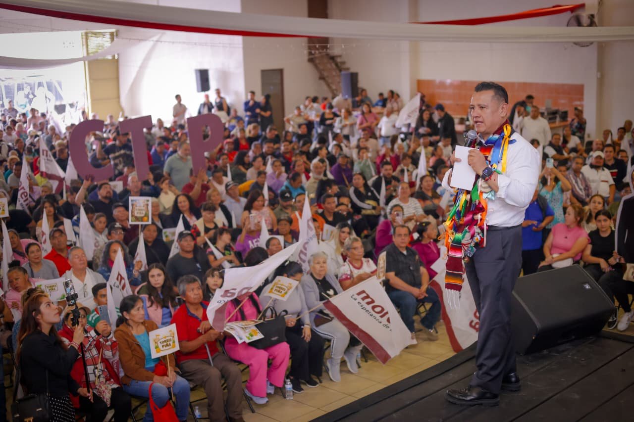 Carlos Torres Piña hablando ante micrófonos en Morelia, Michoacán, durante evento sobre combate al huachicol fiscal y fortalecimiento institucional