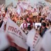 Carlos Torres Piña hablando ante una multitud de militantes y productores rurales en una asamblea al aire libre en Puruándiro, Michoacán