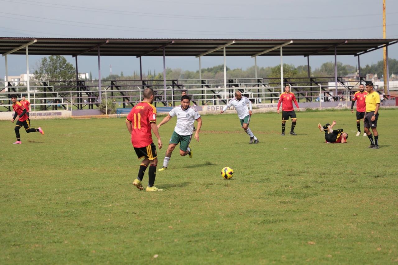 Equipos de la Fiscalía General del Estado de Michoacán compitiendo en partidos de fútbol y básquetbol durante los Juegos Interdependencias 2026 en Morelia.