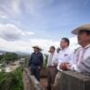 Camino de tierra y concreto que sube desde el muelle hacia la casa comunal en la isla de Urandén, con vista parcial del lago de Pátzcuaro