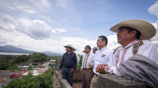 Camino de tierra y concreto que sube desde el muelle hacia la casa comunal en la isla de Urandén, con vista parcial del lago de Pátzcuaro