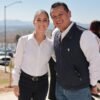 Carlos Torres Piña hablando ante micrófonos y bandera mexicana en evento público en Morelia, Michoacán, el 1 de septiembre de 2026