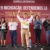 Fotografía simbólica que muestra tres planos: maestros recibiendo un documento de pago, funcionarios estatales y federales estrechando manos, y representantes de pueblos originarios firmando un acuerdo comunitario.