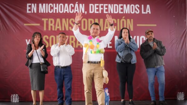 Fotografía simbólica que muestra tres planos: maestros recibiendo un documento de pago, funcionarios estatales y federales estrechando manos, y representantes de pueblos originarios firmando un acuerdo comunitario.