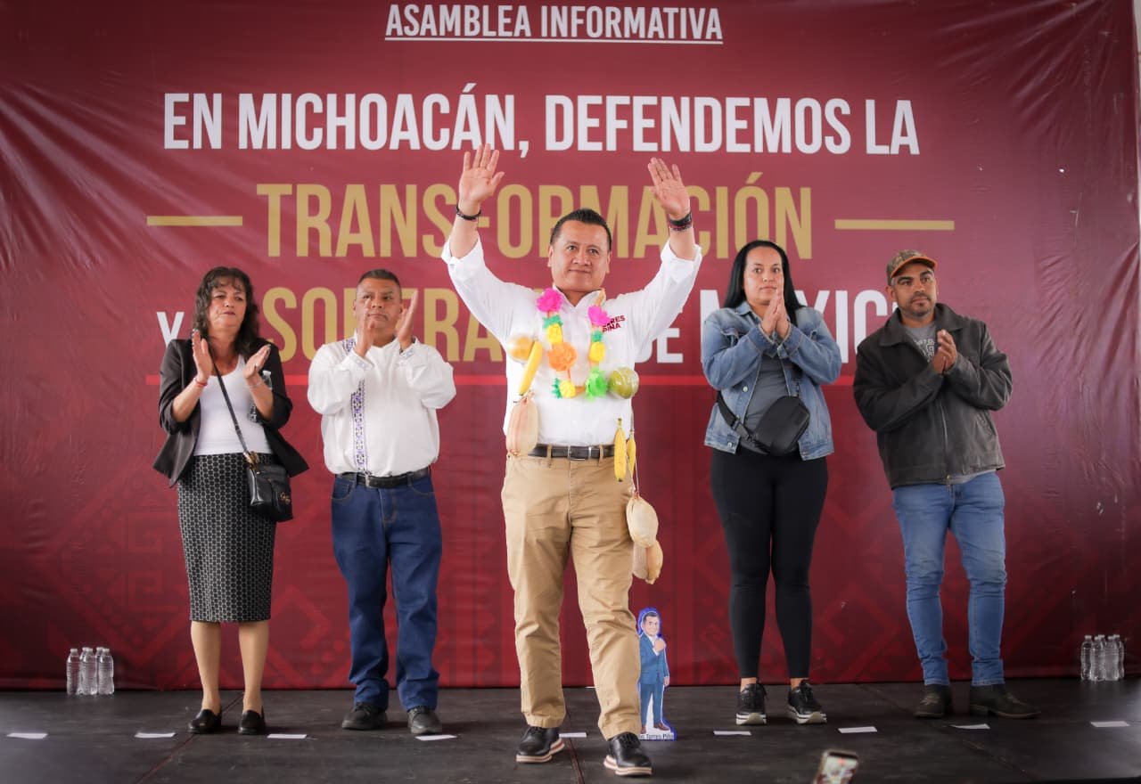 Fotografía simbólica que muestra tres planos: maestros recibiendo un documento de pago, funcionarios estatales y federales estrechando manos, y representantes de pueblos originarios firmando un acuerdo comunitario.