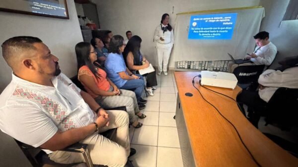 Grupo de profesionales del ISSSTE participando en una sesión de capacitación sobre violencia de género organizada por la Fiscalía General de Michoacán en Lázaro Cárdenas