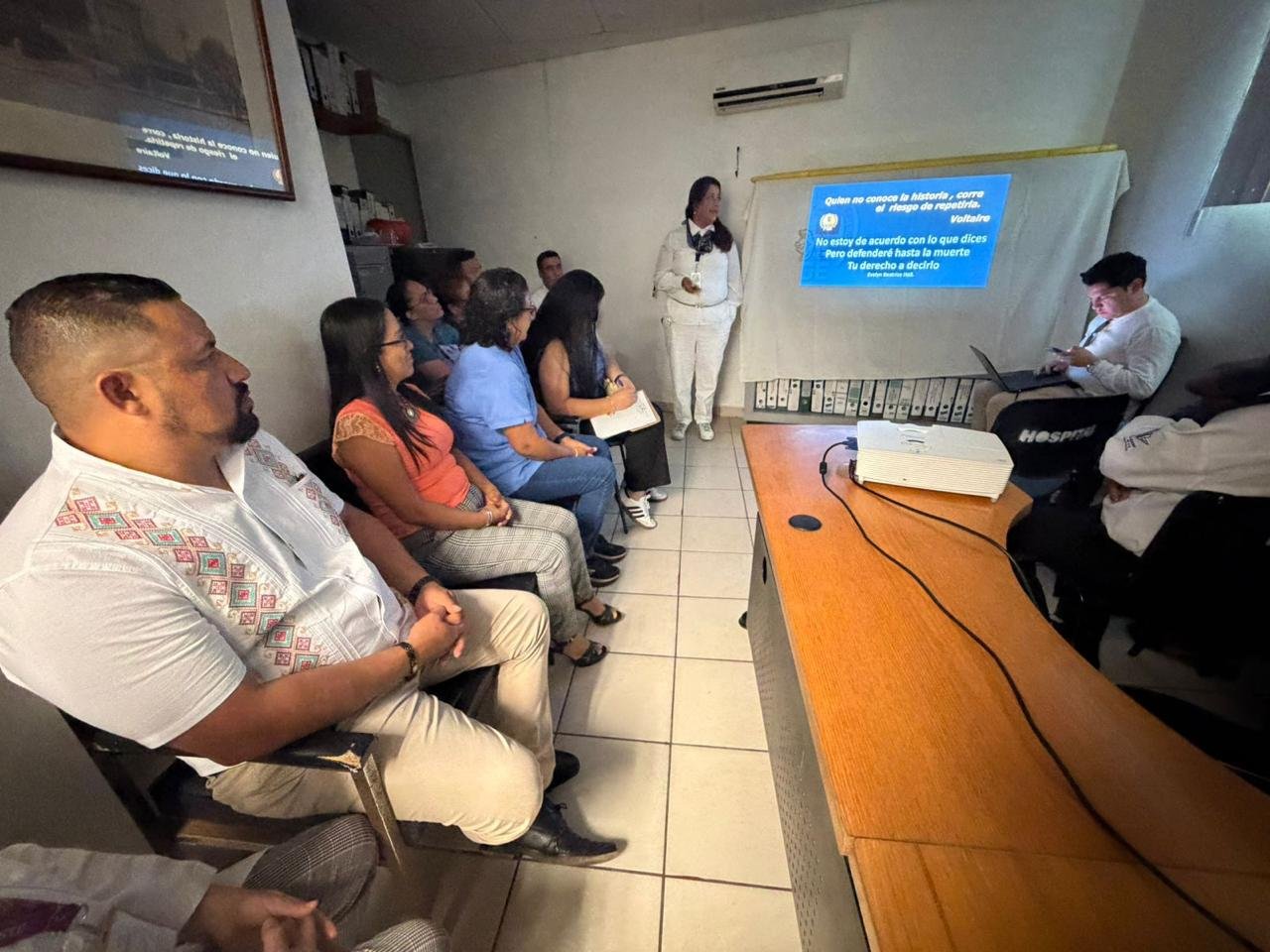 Grupo de profesionales del ISSSTE participando en una sesión de capacitación sobre violencia de género organizada por la Fiscalía General de Michoacán en Lázaro Cárdenas