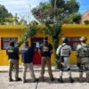 Operativo policial en dos viviendas de Morelia durante cateos contra el narcomenudeo, con presencia de agentes y unidades caninas