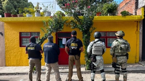 Operativo policial en dos viviendas de Morelia durante cateos contra el narcomenudeo, con presencia de agentes y unidades caninas