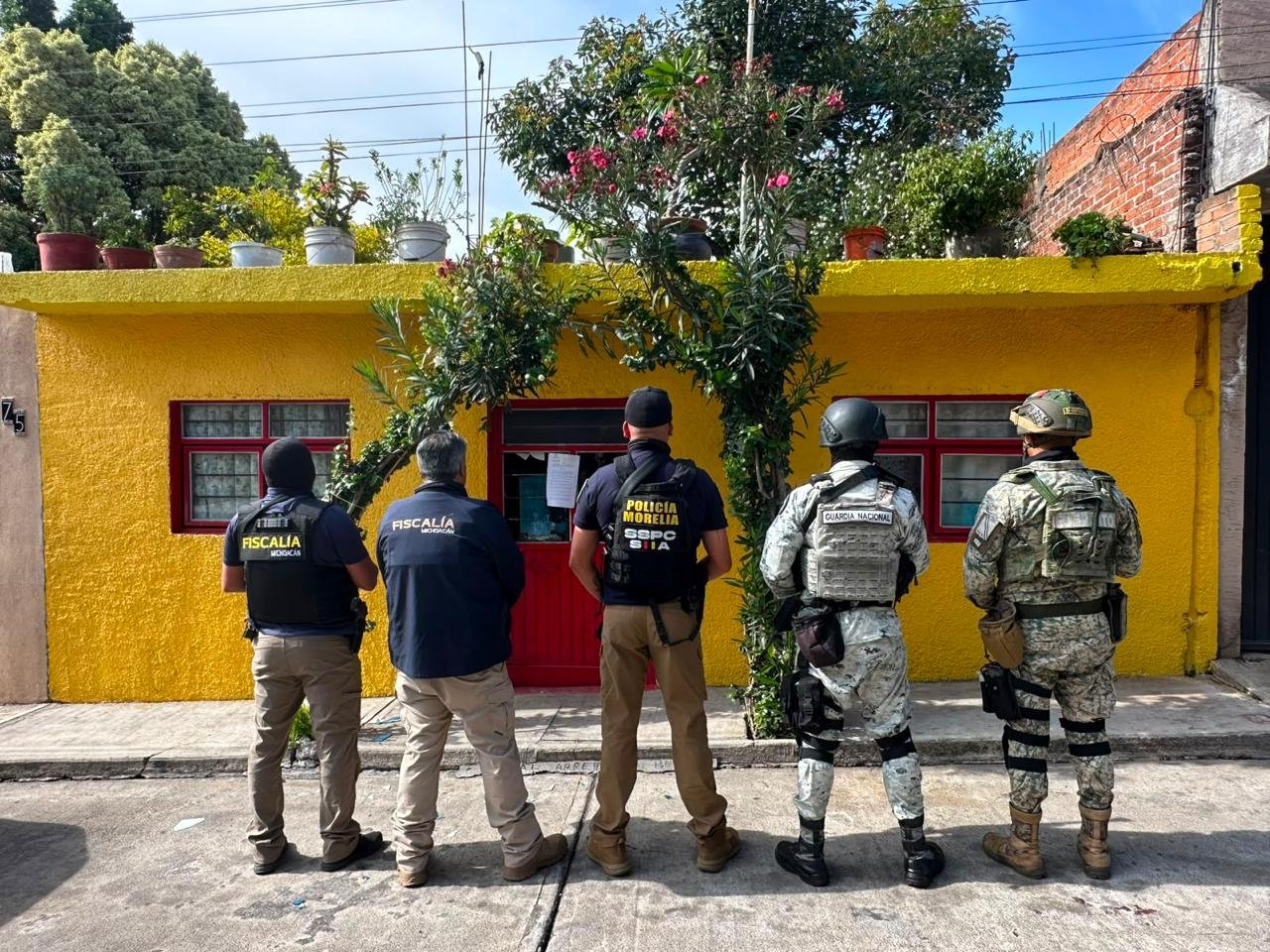 Operativo policial en dos viviendas de Morelia durante cateos contra el narcomenudeo, con presencia de agentes y unidades caninas