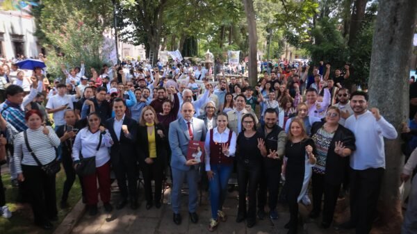 Giulianna Bugarini Torres hablando ante ciudadanos en el Jardín de La Soterraña, Morelia, durante su Segundo Informe Legislativo