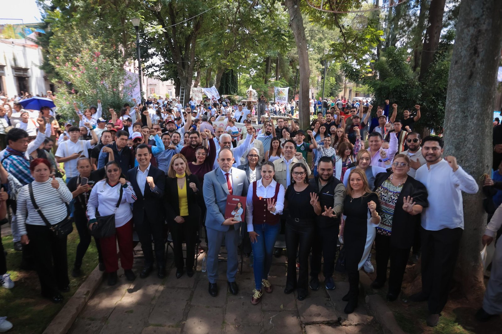 Giulianna Bugarini Torres hablando ante ciudadanos en el Jardín de La Soterraña, Morelia, durante su Segundo Informe Legislativo