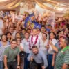 Carlos Torres Piña hablando ante una audiencia en Morelia, con pancartas de 'Plan Michoacán' y 'Sí al Desarme, Sí a la Paz' visibles al fondo