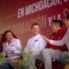 Carlos Torres Piña conversando con comuneros en una comunidad de la Meseta Purépecha, en un entorno rural y cercano.