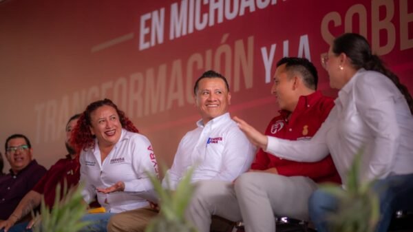 Carlos Torres Piña conversando con comuneros en una comunidad de la Meseta Purépecha, en un entorno rural y cercano.