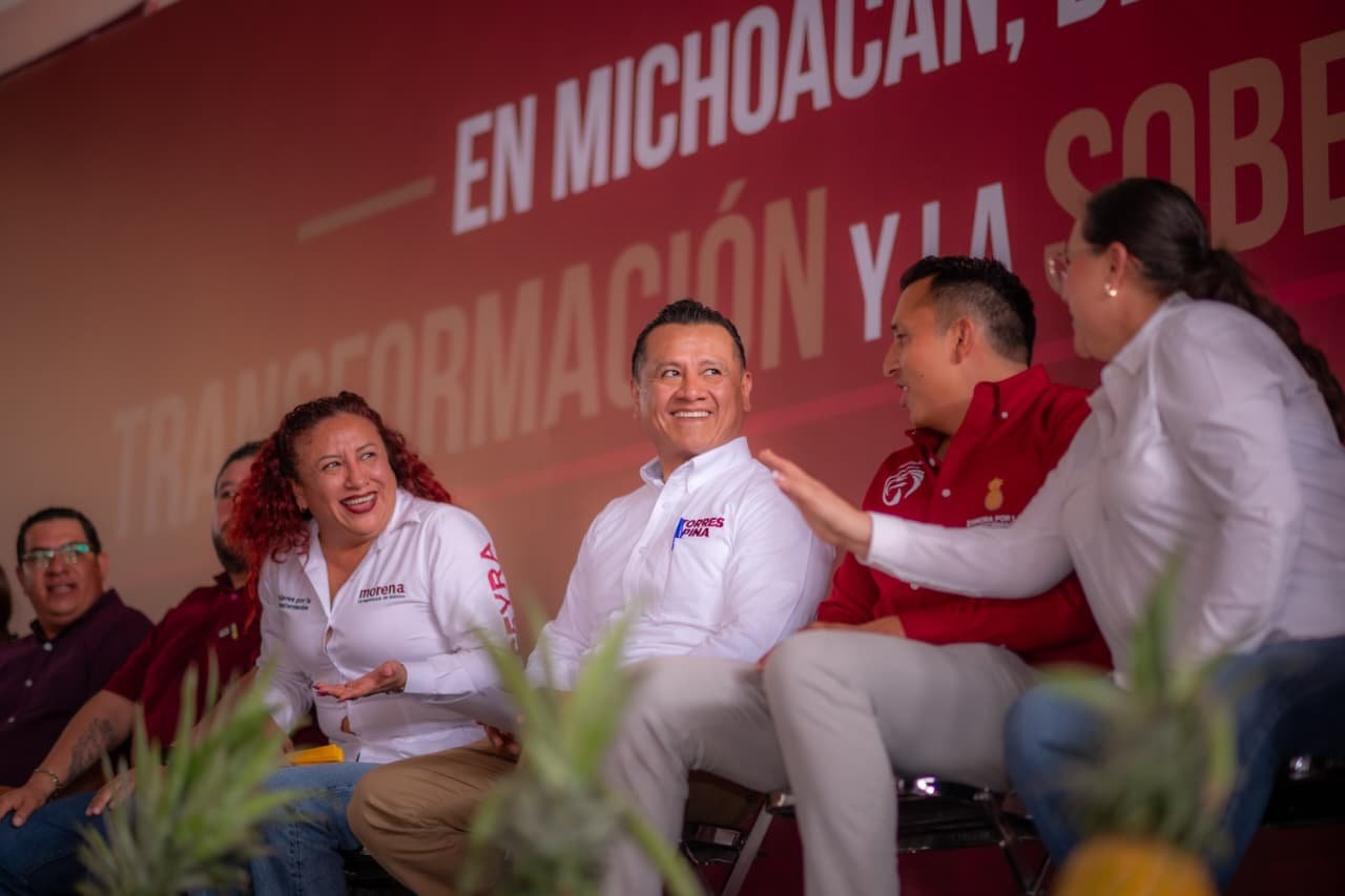 Carlos Torres Piña conversando con comuneros en una comunidad de la Meseta Purépecha, en un entorno rural y cercano.