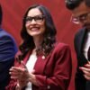 Diputada Nalleli Pedraza Huerta entrega una silla de ruedas durante una jornada móvil en una tenencia de Michoacán, rodeada de ciudadanos y equipo legislativo.