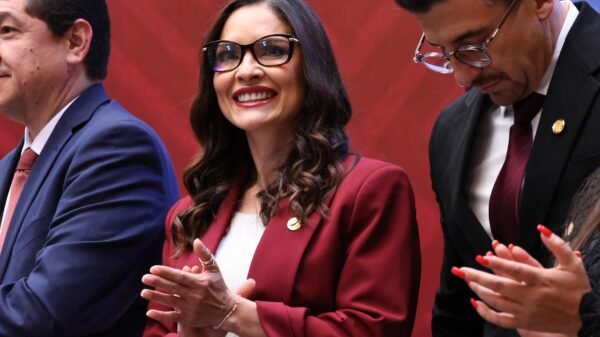 Diputada Nalleli Pedraza Huerta entrega una silla de ruedas durante una jornada móvil en una tenencia de Michoacán, rodeada de ciudadanos y equipo legislativo.
