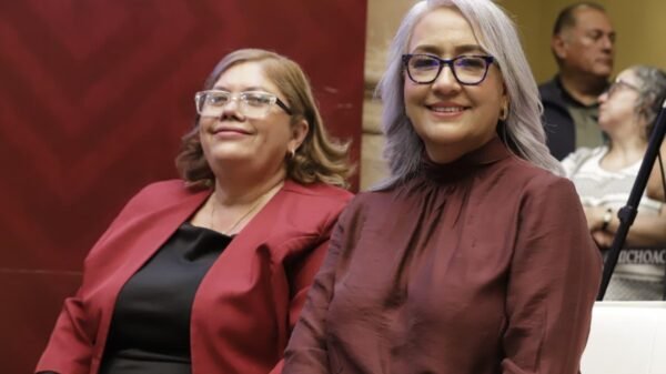 Diputada Emma Rivera Camacho hablando frente al pleno del Congreso del Estado de Michoacán, con fondo de bandera nacional y logotipo de Morena