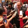 Fotografía del diputado Baltazar Gaona García hablando ante micrófonos en un evento público en Morelia, Michoacán, el 4 de septiembre de 2026