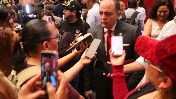 Fotografía del diputado Baltazar Gaona García hablando ante micrófonos en un evento público en Morelia, Michoacán, el 4 de septiembre de 2026